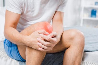 CHÂM DAO SIÊU VI-LIỆU PHÁP HỖ TRỢ ĐIỀU TRỊ ĐAU ĐẦU GỐI KHỎI LÂU DÀI